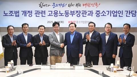노란봉투법 처리 임박 앞두고 악수 나누는 김영훈 노동부 장관과 김기문 중소기업회장