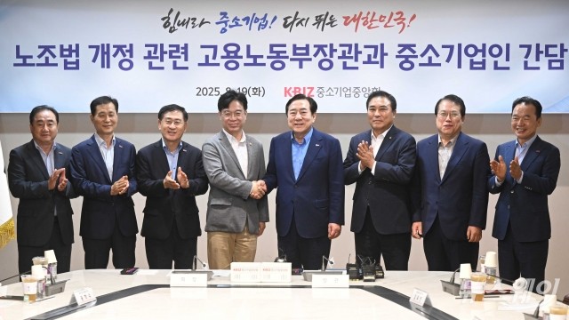 노란봉투법 처리 임박 앞두고 악수 나누는 김영훈 노동부 장관과 김기문 중소기업회장