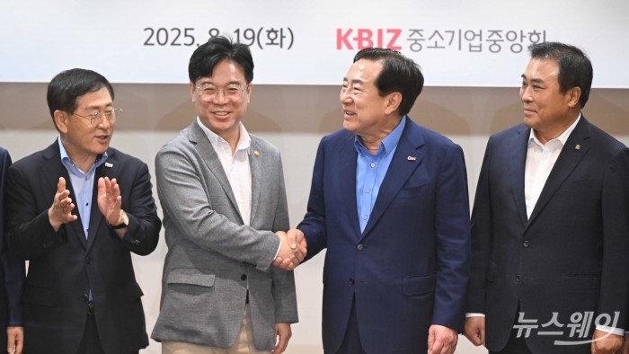(왼쪽 두 번째)김영훈 고용노동부 장관과 (오른쪽 두 번째)김기문 중소기업중앙회 회장을 비롯한 참석자들이 19일 오전 서울 여의도 중소기업중앙회에서 열린 노동법 개정 관련 간담회에서 기념촬영을 마친 뒤 악수를 하고 있다. 사진=강민석 기자 kms@newsway.co.kr