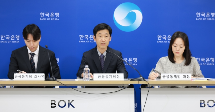 19일 오전 서울 중구 한국은행에서 2025년 2/4분기 가계신용(잠정) 설명회. 사진 왼쪽부터 윤석규 금융통계팀 조사역, 김민수 금융통계팀장, 배지현 금융통계팀 과장 (사진= 한국은행)
