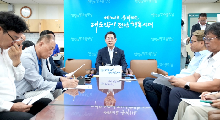 김영록 전라남도지사가 19일 오후 도청 기자실에서 기자간담회를 열고 