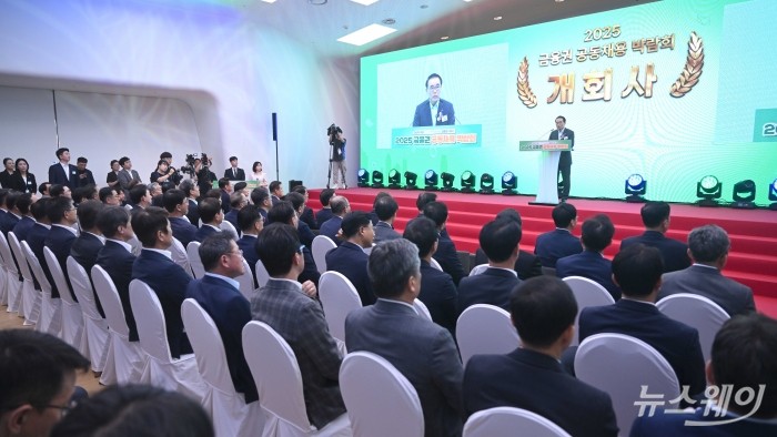 조용병 은행연합회 회장이 20일 오전 서울 중구 동대문디자인플라자(DDP)에서 열린 '2025 금융권 공동채용 박람회'에서 개회사를 하고 있다. 사진=강민석 기자 kms@newsway.co.kr