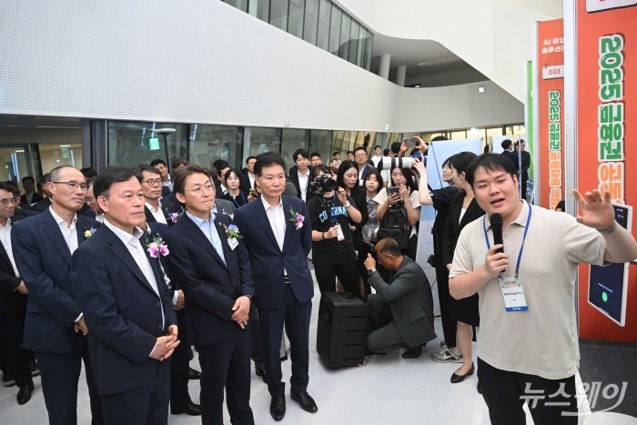 (왼쪽 앞 첫 번째)윤한홍 국회 정무위원회 위원장과 (두 번째)권대영 금융위원회 부위원장을 비롯한 내빈들이 20일 오전 서울 중구 동대문디자인플라자(DDP)에서 열린 '2025 금융권 공동채용 박람회'에서 뤼튼테크놀로지스 관계자로부터 채용설명을 경청하고 있다. 사진=강민석 기자 kms@newsway.co.kr