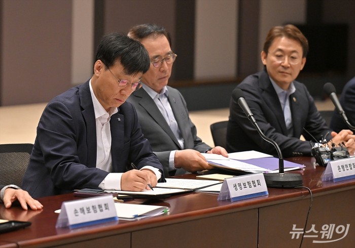 김철주 생명보험협회장이 20일 서울 중구 프레스센터 국제회의장에서 열린 '서민과소상공인 신용회복지원을 위한 금융권 공동 협약식'에서 협약서에 서명하고 있다. 사진=이수길 기자 Leo2004@newsway.co.kr