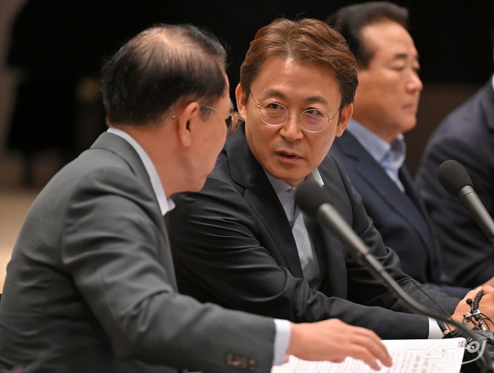 권대영 금융위원회 부위원장과 조용병 은행연합회장이 20일 서울 중구 프레스센터 국제회의장에서 열린 '서민과소상공인 신용회복지원을 위한 금융권 공동 협약식'에서 대화하고 있다. 사진=이수길 기자 Leo2004@newsway.co.kr