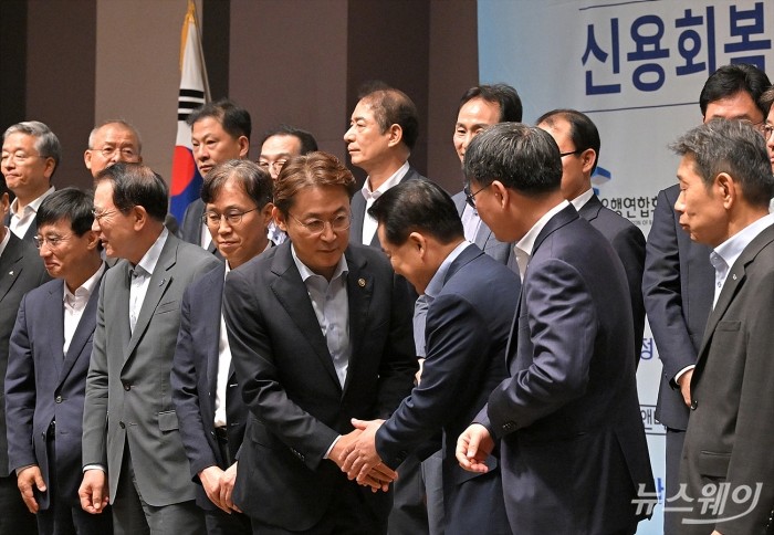 권대영 금융위원회 부위원장이 20일 서울 중구 프레스센터 국제회의장에서 열린 '서민과 소상공인 신용회복지원을 위한 금융권 공동 협약식'에서 기념촬영을 마치고 참석자들과 인사하고 있다. 사진=이수길 기자 Leo2004@newsway.co.kr
