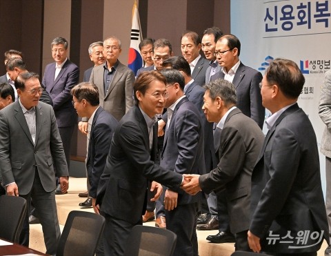 참석자들과 인사하는 권대영 금융위 부위원장