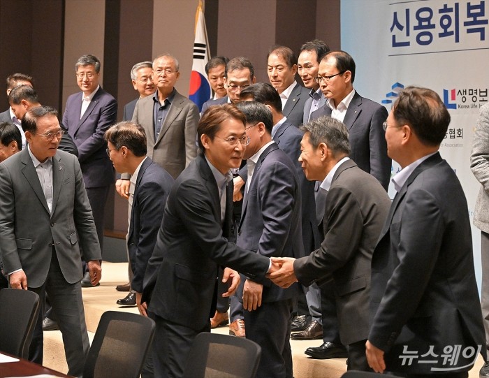 권대영 금융위원회 부위원장이 20일 서울 중구 프레스센터 국제회의장에서 열린 '서민과 소상공인 신용회복지원을 위한 금융권 공동 협약식'에서 기념촬영을 마치고 참석자들과 인사하고 있다. 사진=이수길 기자 Leo2004@newsway.co.kr