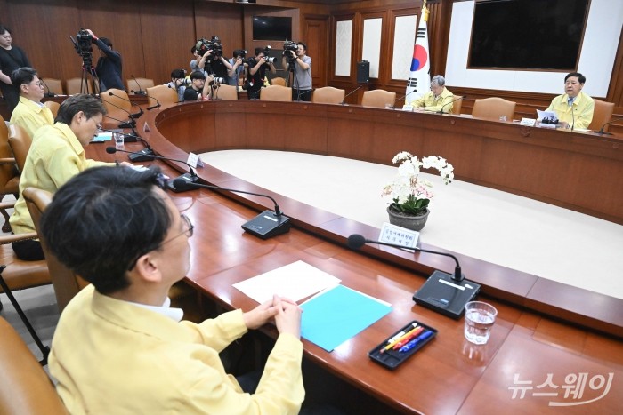 (오른쪽 첫 번째)구윤철 경제부총리 겸 기획재정부 장관이 20일 오후 서울 종로구 정부서울청사에서 열린 산업경쟁력강화 관계장관회의에서 모두발언을 하고 있다. 사진=강민석 기자 kms@newsway.co.kr