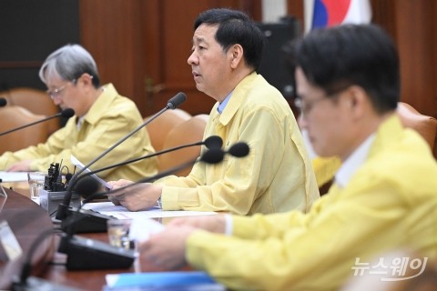 구윤철 부총리 &quot;뼈 깎는 각오로 석유화학 업계 사업재편 나서야&quot;