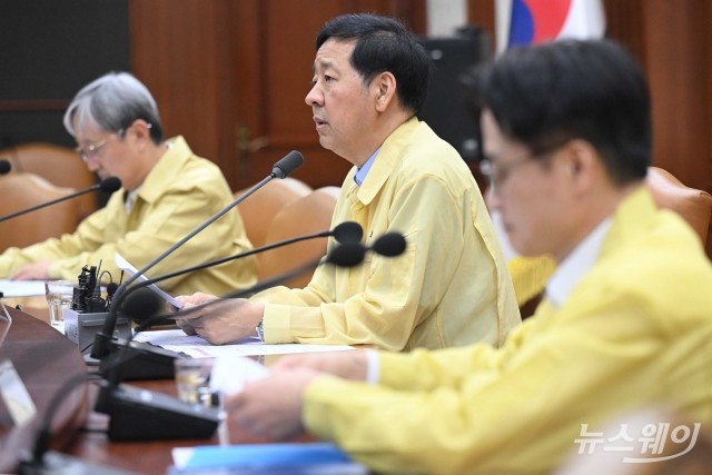구윤철 부총리 "뼈 깎는 각오로 석유화학 업계 사업재편 나서야"
