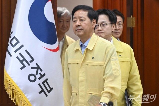 석화업계 관련 산업경쟁력강화 관계장관회의 향하는 구윤철·김정관·권대영·이찬진