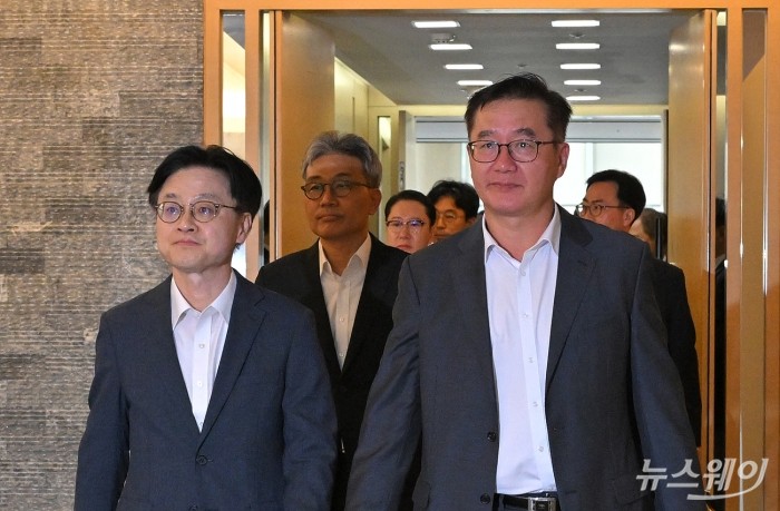 김정관 산업통상자원부 장관이 20일 오후 서울 중구 대한상공회의소에서 열린 석유화학업계 사업재편 자율협약식에서 석유화학업계 대표들과 입장하고 있다. 사진=이수길 기자 Leo2004@newsway.co.kr