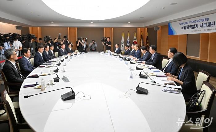 김정관 산업통상자원부 장관이 20일 오후 서울 중구 대한상공회의소에서 열린 석유화학업계 사업재편 자율협약식에서 모두 발언을 하고 있다. 사진=이수길 기자 Leo2004@newsway.co.kr