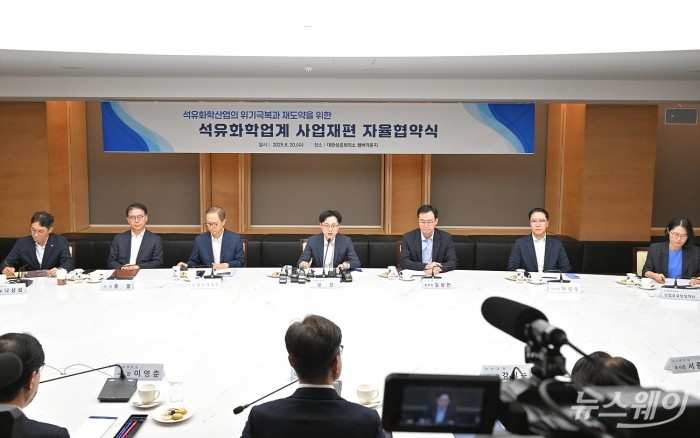김정관 산업통상자원부 장관이 20일 오후 서울 중구 대한상공회의소에서 열린 석유화학업계 사업재편 자율협약식에서 모두 발언을 하고 있다. 사진=이수길 기자 Leo2004@newsway.co.kr