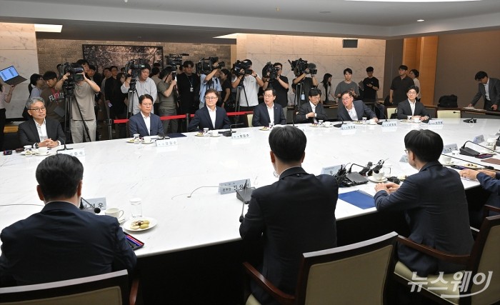 김정관 산업통상자원부 장관이 20일 오후 서울 중구 대한상공회의소에서 열린 석유화학업계 사업재편 자율협약식에서 모두 발언을 하고 있다. 사진=이수길 기자 Leo2004@newsway.co.kr