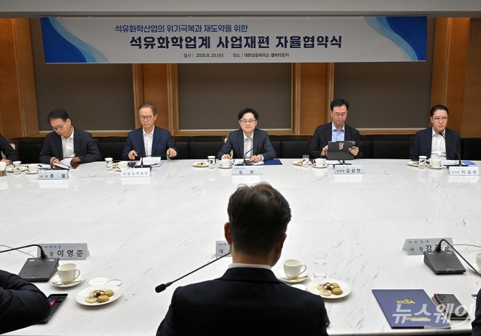 김정관 산업통상자원부 장관이 20일 오후 서울 중구 대한상공회의소에서 열린 석유화학업계 사업재편 자율협약식에서 모두 발언을 하고 있다. 사진=이수길 기자 Leo2004@newsway.co.kr