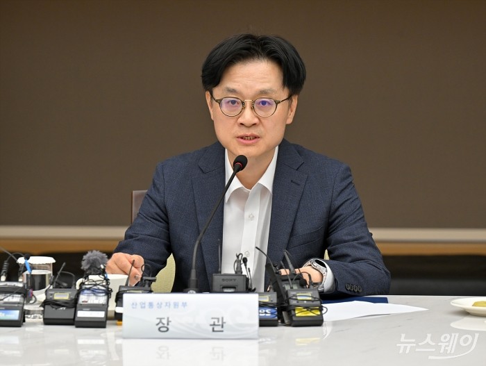 김정관 산업통상자원부 장관이 20일 오후 서울 중구 대한상공회의소에서 열린 석유화학업계 사업재편 자율협약식에서 모두 발언을 하고 있다. 사진=이수길 기자 Leo2004@newsway.co.kr