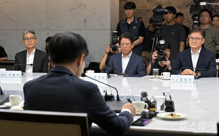 20일 오후 서울 중구 대한상공회의소에서 열린 석유화학업계 사업재편 자율협약식에서 김정관 산업통상자원부 장관의 모두 발언을 참석자들이 경청하고 있다. 사진=이수길 기자 Leo2004@newsway.co.kr