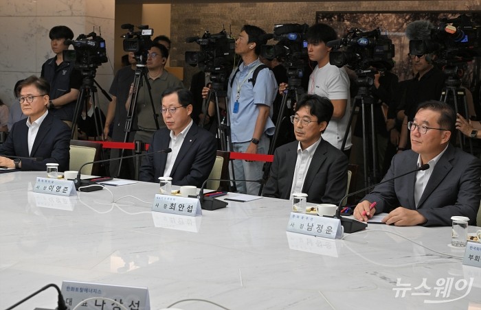 20일 오후 서울 중구 대한상공회의소에서 열린 석유화학업계 사업재편 자율협약식에서 김정관 산업통상자원부 장관의 모두 발언을 참석자들이 경청하고 있다. 사진=이수길 기자 Leo2004@newsway.co.kr