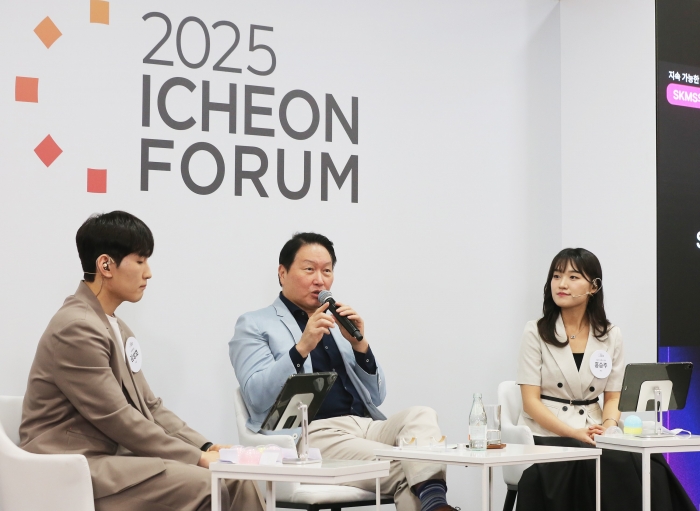 최태원 SK그룹 회장이 지난 20일 SK서린사옥에서 열린 '이천포럼 2025' 폐막 세션에서 구성원들과 질의응답 시간을 갖고 있다. 사진=SK 제공