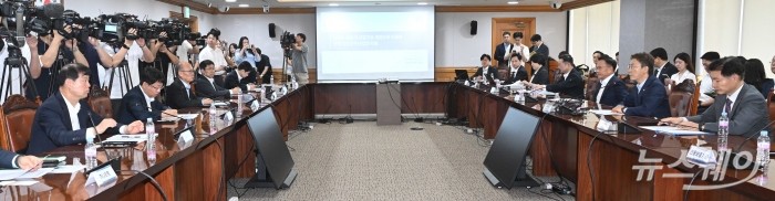 (오른쪽 두 번째)권대영 금융위원회 부위원장이 21일 오전 서울 중구 은행연합회에서 열린 석유화학 경쟁력 제고를 위한 금융권 간담회에서 모두발언을 하고 있다. 사진=강민석 기자 kms@newsway.co.kr