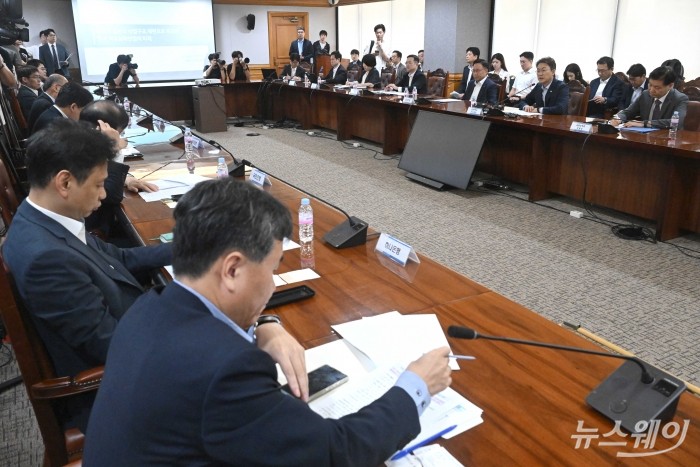 (오른쪽 두 번째)권대영 금융위원회 부위원장이 21일 오전 서울 중구 은행연합회에서 열린 석유화학 경쟁력 제고를 위한 금융권 간담회에서 모두발언을 하고 있다. 사진=강민석 기자 kms@newsway.co.kr