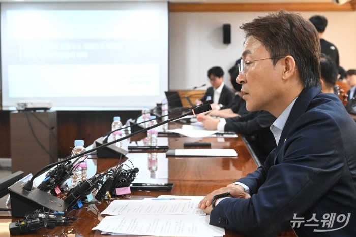 권대영 금융위원회 부위원장이 21일 오전 서울 중구 은행연합회에서 열린 석유화학 경쟁력 제고를 위한 금융권 간담회에서 모두발언을 하고 있다. 사진=강민석 기자 kms@newsway.co.kr