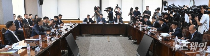 (왼쪽 두 번째)권대영 금융위원회 부위원장이 21일 오전 서울 중구 은행연합회에서 열린 석유화학 경쟁력 제고를 위한 금융권 간담회에서 모두발언을 하고 있다. 사진=강민석 기자 kms@newsway.co.kr
