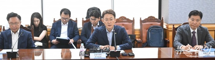 (중앙)권대영 금융위원회 부위원장이 21일 오전 서울 중구 은행연합회에서 열린 석유화학 경쟁력 제고를 위한 금융권 간담회에서 모두발언을 하고 있다. 사진=강민석 기자 kms@newsway.co.kr