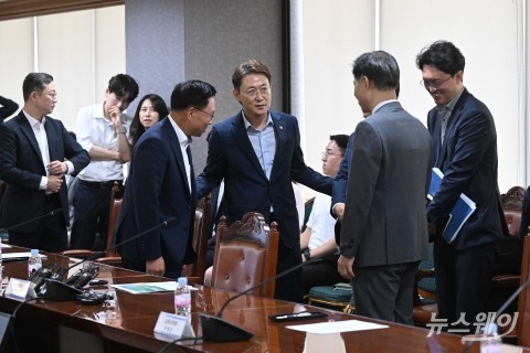 참석자들과 대화 나누는 권대영 금융위 부위원장