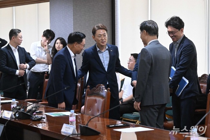 (중앙)권대영 금융위원회 부위원장이 21일 오전 서울 중구 은행연합회에서 열린 석유화학 경쟁력 제고를 위한 금융권 간담회에 앞서 참석자들과 대화를 하고 있다. 사진=강민석 기자 kms@newsway.co.kr