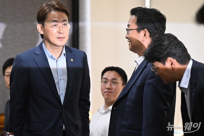 권대영 금융위원회 부위원장이 21일 오전 서울 중구 은행연합회에서 열린 석유화학 경쟁력 제고를 위한 금융권 간담회에 앞서 참석자들과 대화를 하고 있다. 사진=강민석 기자 kms@newsway.co.kr