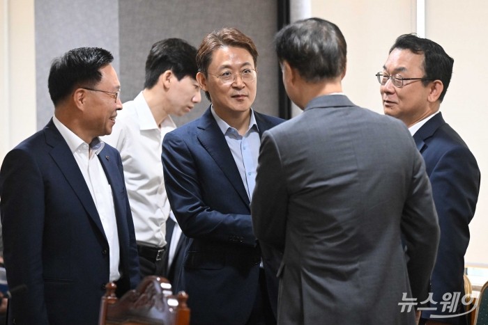 (오른쪽 세 번째)권대영 금융위원회 부위원장이 21일 오전 서울 중구 은행연합회에서 열린 석유화학 경쟁력 제고를 위한 금융권 간담회에 앞서 참석자들과 대화를 하고 있다. 사진=강민석 기자 kms@newsway.co.kr