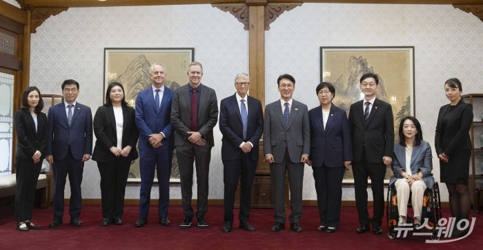 김민석 국무총리와 빌 게이츠 게이츠재단 이사장이 21일 서울 종로구 삼청동 국무총리 공관에서 열린 오찬에서 기념촬영을 하고 있다. (왼쪽부터)김진아 외교부2차관, 민기 총리 비서실장, 박수현 게이츠재단 한국 총괄, 조 세렐 유럽·중동·동아시아 대외협력 총괄이사, 트레버 문델 글로벌 보건 부문 이사, 빌 게이츠 게이츠 재단 이사장, 김민석 국무총리, 정은경 보건복지부 장관,윤창렬 국무조정실장, 최혜영 총리공보실장, 미호코 카시와쿠라 동아시아 총괄. 사진=청사사진기자단