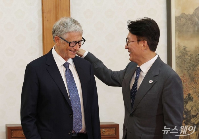 (오른쪽)김민석 국무총리가 21일 서울 종로구 삼청동 총리공관에서 열린 오찬 회담에서 빌 게이츠 게이츠재단 이사장의 어깨에 묻은 먼지를 떼어 주고 있다. 사진=청사사진기자단