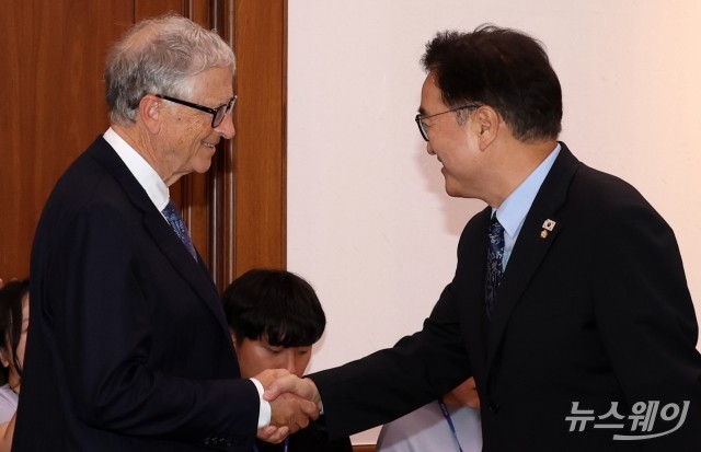 악수 나누는 우원식 국회의장과 빌 게이츠 게이츠재단 이사장