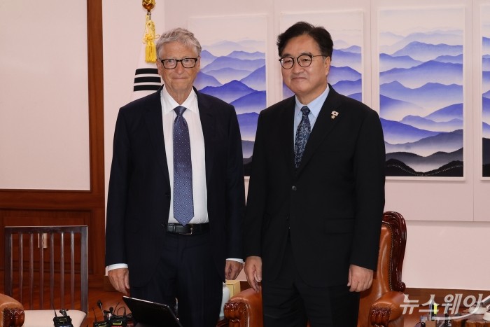 (오른쪽)우원식 국회의장과 마이크로소프트 창업자인 빌 게이츠 게이츠재단 이사장이 21일 오후 서울 여의도 국회 본청 의장실에서 기념촬영을 하고 있다. 사진=국회사진기자단