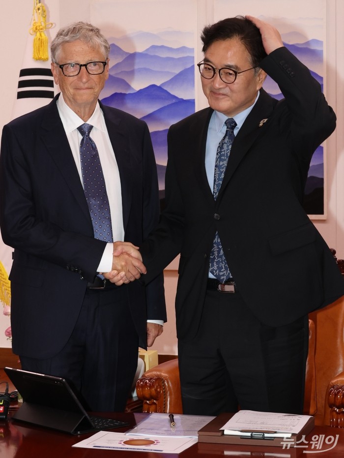 (오른쪽)우원식 국회의장과 마이크로소프트 창업자인 빌 게이츠 게이츠재단 이사장이 21일 오후 서울 여의도 국회 본청 의장실에서 악수를 하고 있다. 사진=국회사진기자단