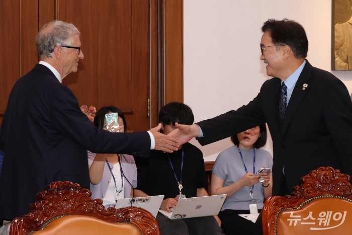 (오른쪽)우원식 국회의장과 마이크로소프트 창업자인 빌 게이츠 게이츠재단 이사장이 21일 오후 서울 여의도 국회 본청 의장실에서 악수를 하고 있다. 사진=국회사진기자단