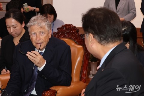 우원식 국회의장 발언 경청하는 빌 게이츠 게이츠재단 이사장