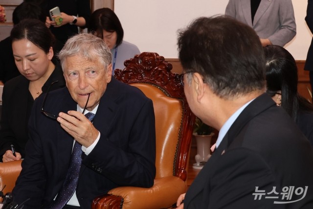 우원식 국회의장 발언 경청하는 빌 게이츠 게이츠재단 이사장