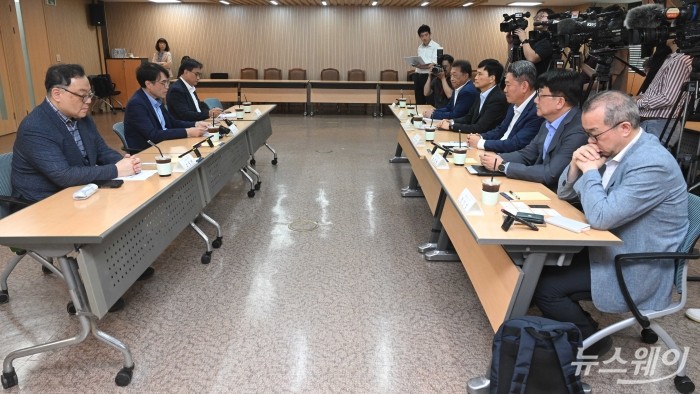 (오른쪽 첫 번째부터)정인섭 한화오션 사장과 노진율 HD현대중공업 대표이사, 서강현 현대제철 대표이사, 이희근 포스코 대표이사, 최준영 기아 대표이사가 21일 오후 서울 중구 고용노동청에서 열린 주요기업 CEO 간담회에서 (왼쪽 두 번째)권창준 고용노동부 차관의 모두발언을 경청하고 있다. 사진=강민석 기자 kms@newsway.co.kr