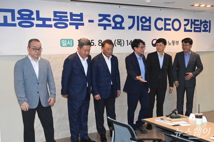 (오른쪽 세 번째)권창준 고용노동부 차관을 비롯한 내빈들이 21일 오후 서울 중구 고용노동청에서 열린 주요기업 CEO 간담회에서 기념촬영을 마친 뒤 자리로 향하고 있다. (왼쪽 첫 번째부터)정인섭 한화오션 사장, 서강현 현대제철 대표이사, 최준영 기아 대표이사, 권 노동부 차관, 이희근 포스코 대표이사, 노진율 HD현대중공업 대표이사. 사진=강민석 기자 kms@newsway.co.kr