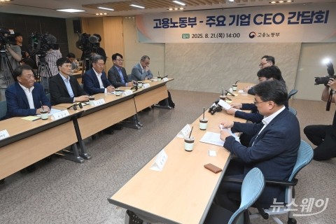 권창준 노동부 차관 모두발언 경청하는 정인섭·노진율·서강현·이희근·최준영