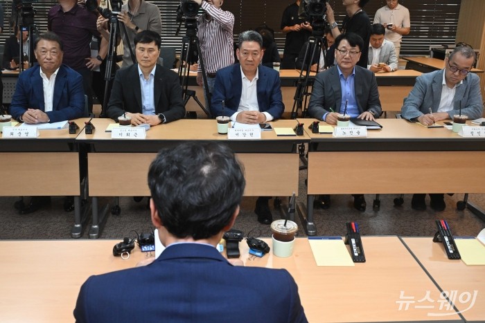 (오른쪽 첫 번째부터)정인섭 한화오션 사장 한화오션 사장와 노진율 HD현대중공업 대표이사, 서강현 현대제철 대표이사, 이희근 포스코 대표이사, 최준영 기아 대표이사가 21일 오후 서울 중구 고용노동청에서 열린 주요기업 CEO 간담회에서 권창준 고용노동부 차관의 모두발언을 경청하고 있다. 사진=강민석 기자 kms@newsway.co.kr