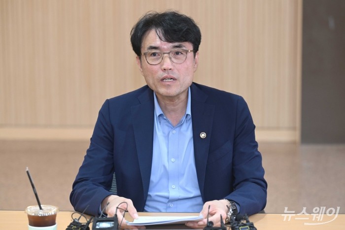 권창준 고용노동부 차관이 21일 오후 서울 중구 고용노동청에서 열린 주요기업 CEO 간담회에서 모두발언을 하고 있다. 사진=강민석 기자 kms@newsway.co.kr
