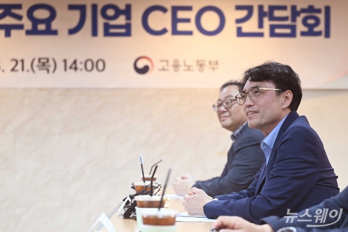 권창준 고용노동부 차관이 21일 오후 서울 중구 고용노동청에서 열린 주요기업 CEO 간담회에서 모두발언을 하고 있다. 사진=강민석 기자 kms@newsway.co.kr