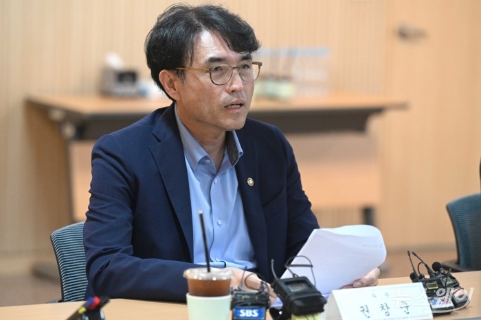 권창준 고용노동부 차관이 21일 오후 서울 중구 고용노동청에서 열린 주요기업 CEO 간담회에서 모두발언을 하고 있다. 사진=강민석 기자 kms@newsway.co.kr