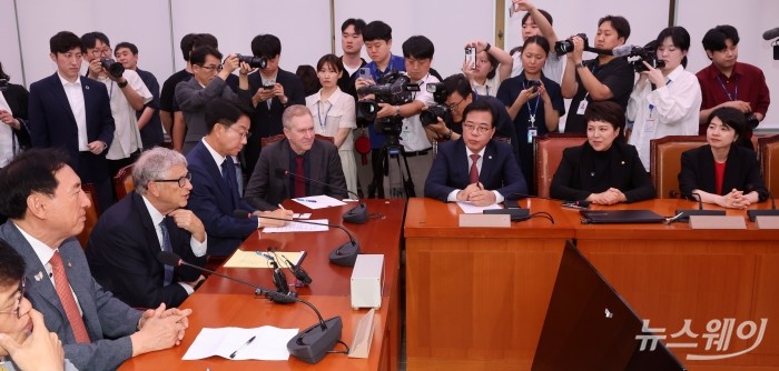 마이크로소프트 창업자인 빌 게이츠 게이츠재단 이사장이 21일 오후 서울 여의도 국회 외교통일위원회에서 열린 '한국의 글로벌 조건 기여와 리더십' 주제 간담회에서 발언을 하고 있다. 사진=국회사진기자단